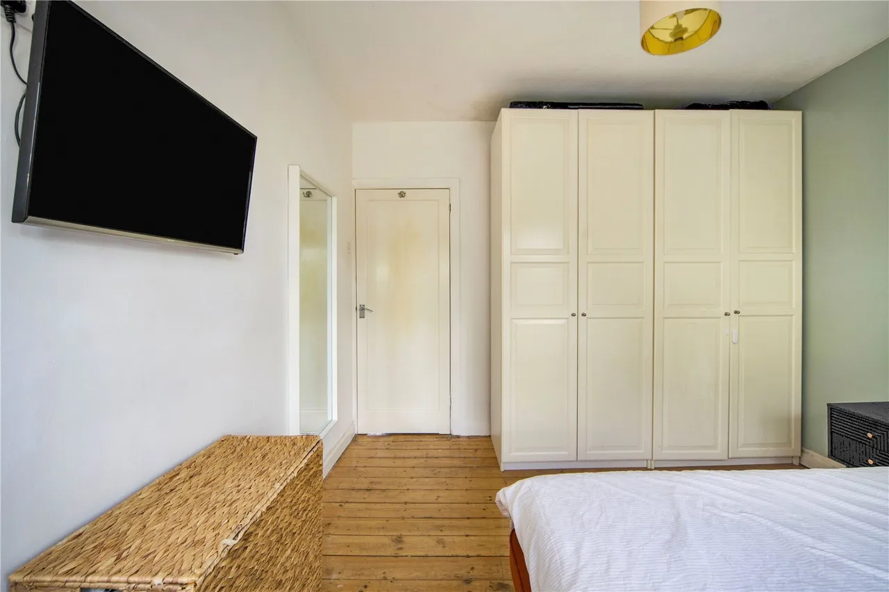 High Road, London, N12, photo 13