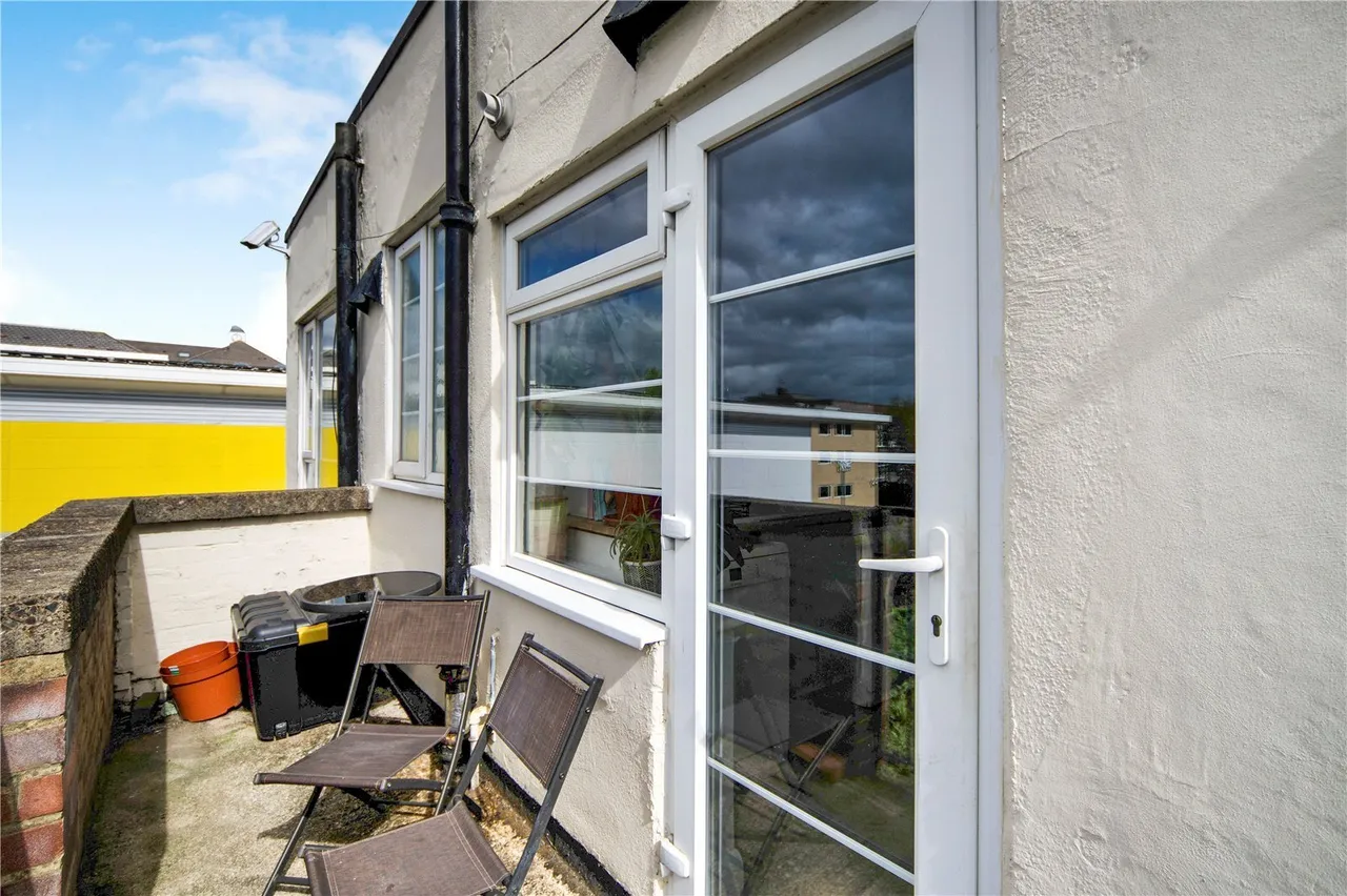 High Road, London, N12, photo 15