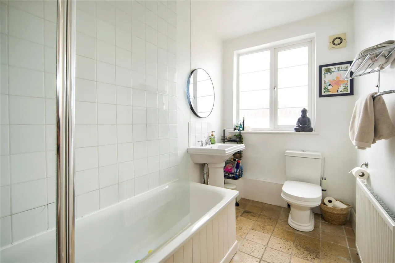 High Road, London, N12, photo 14