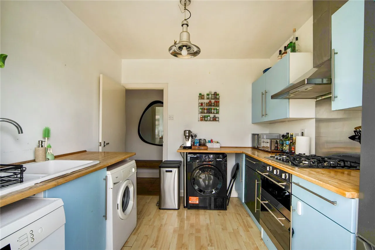2 bed flat for sale, High Road, London, N12
