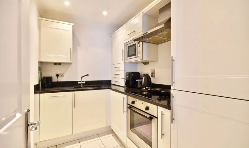 Leret Way, Royal Swan Quarter Leret Way, KT22, photo 2