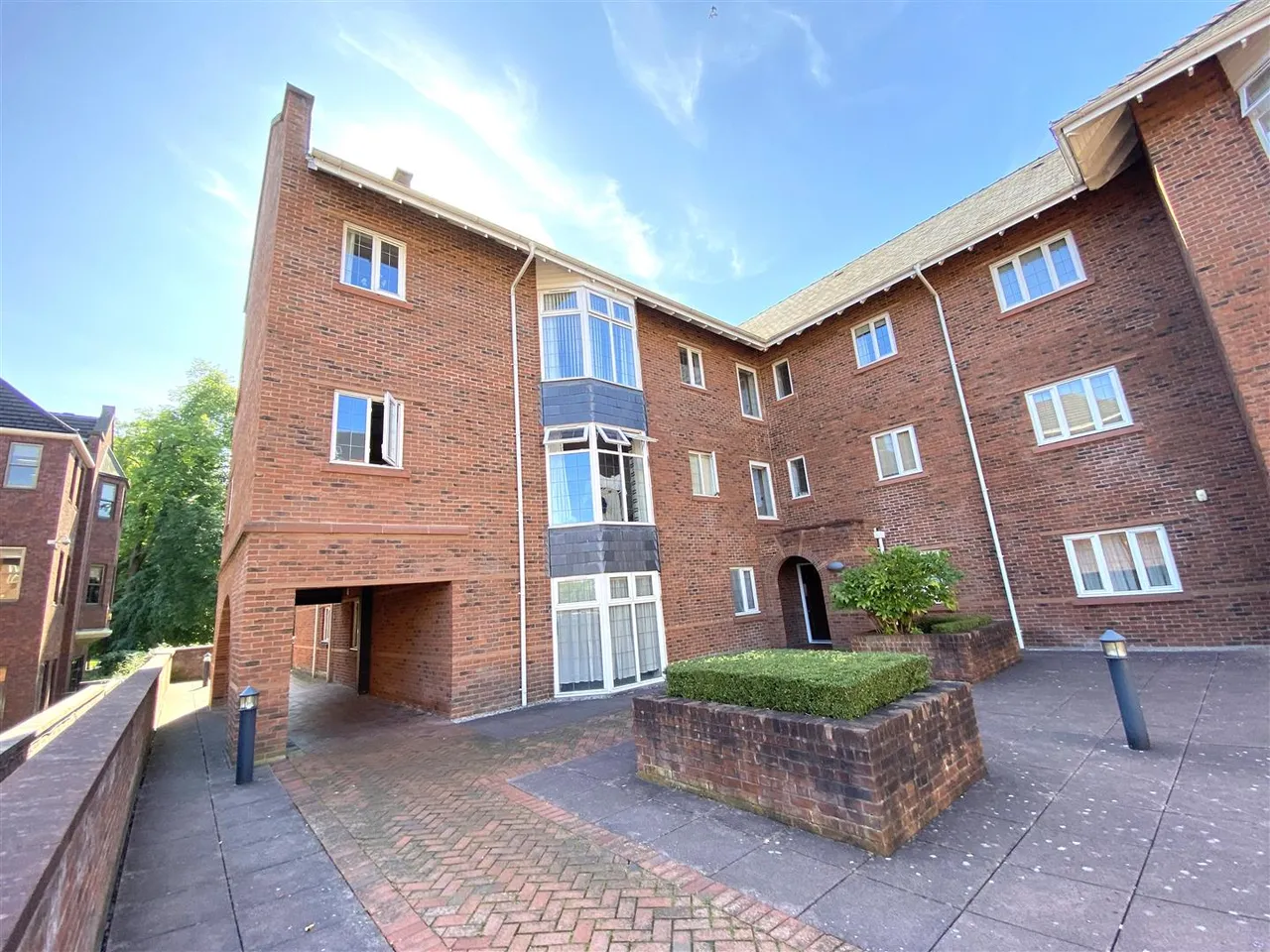 2 bed flat for sale, Station Road, Wilmslow, SK9