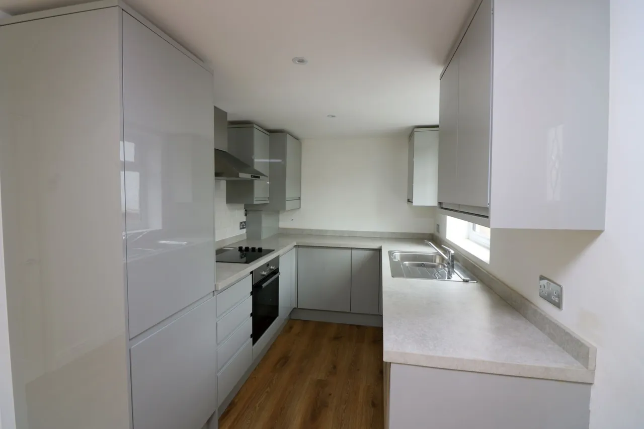 New Road, Middlesex Staines-upon-Thames, TW18, photo 5
