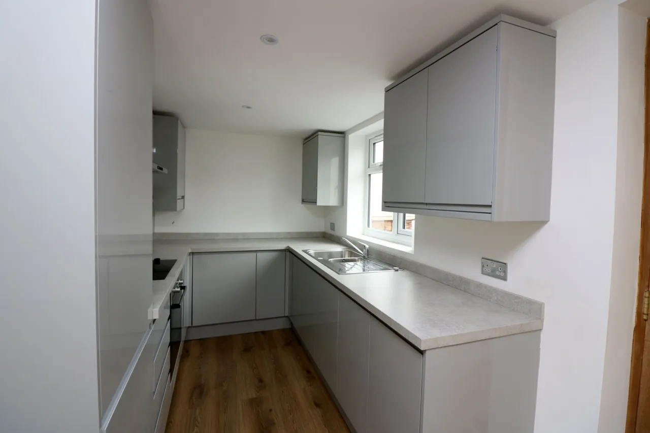 New Road, Middlesex Staines-upon-Thames, TW18, photo 4
