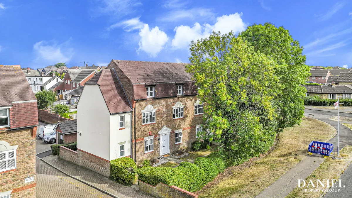 Blackthorn Court, Langdon Hills, SS16, photo 22