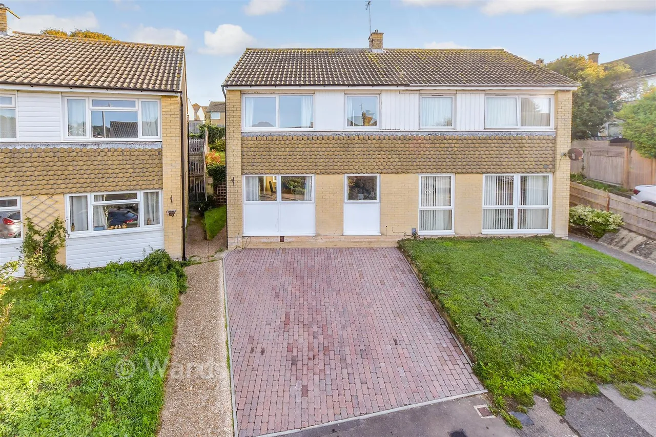3 bed house for sale, Hythe Close, Golden Valley, CT20