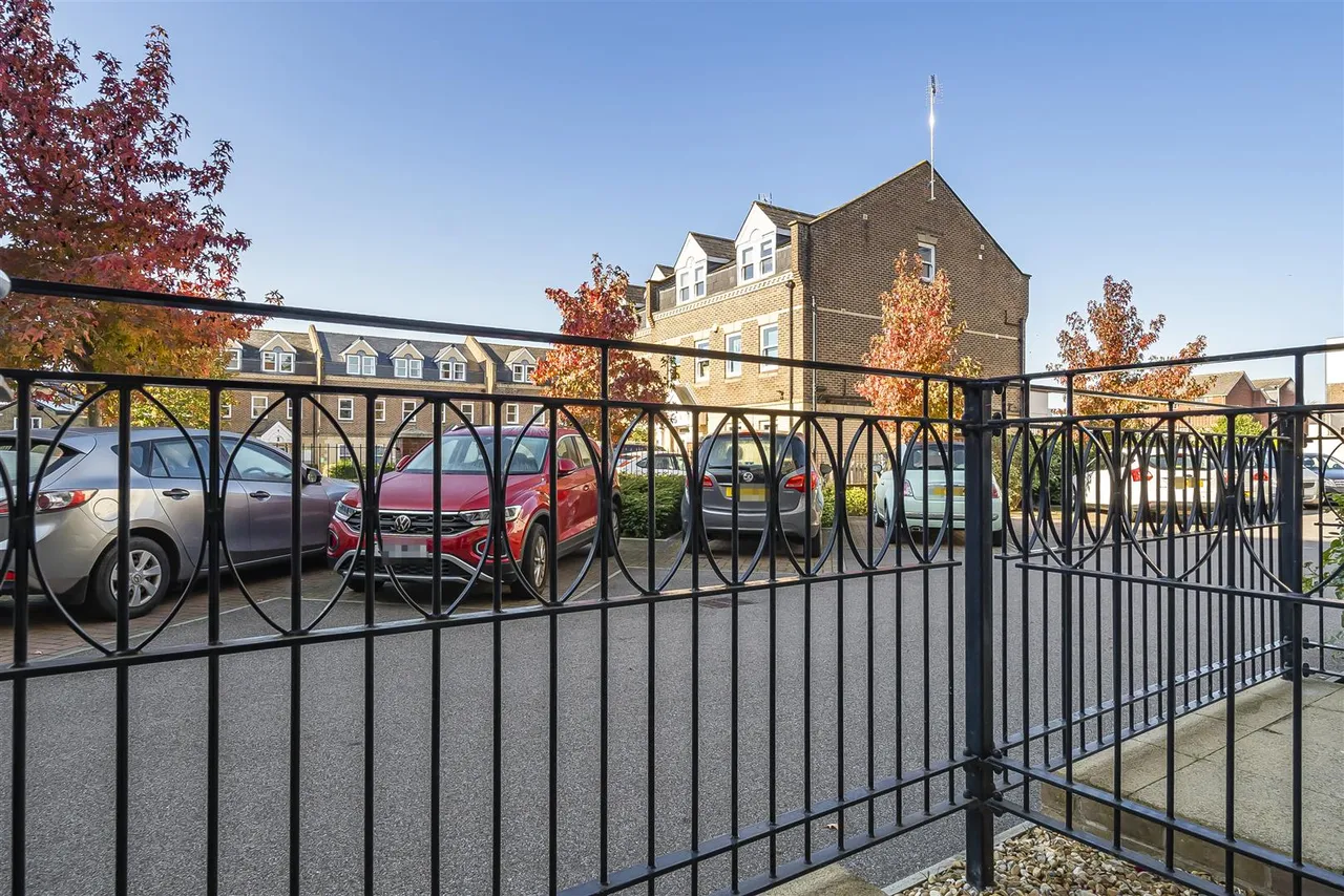 Churchfield Road, Walton-On-Thames, KT12, photo 2