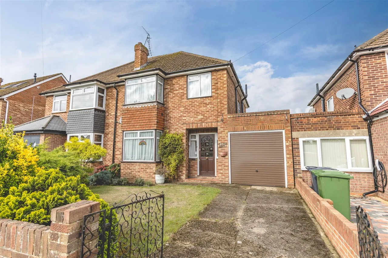 3 bed house for sale — Smiths Lane, Windsor, SL4 5PE