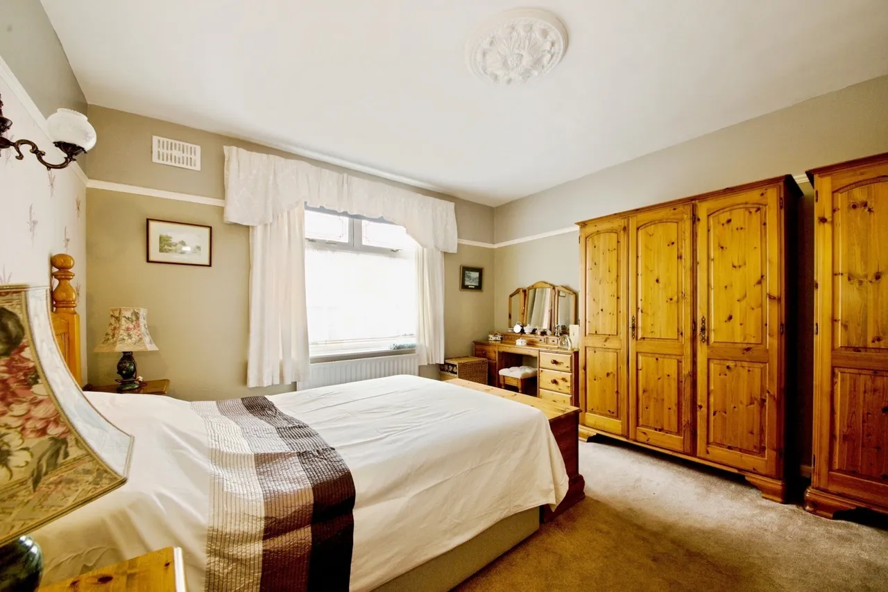 Chadville Gardens, Romford, Essex, RM6, photo 2