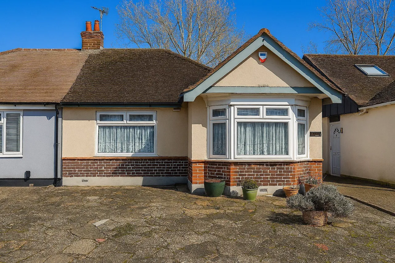 2 bed house for sale — Chadville Gardens, Romford, Essex, RM6