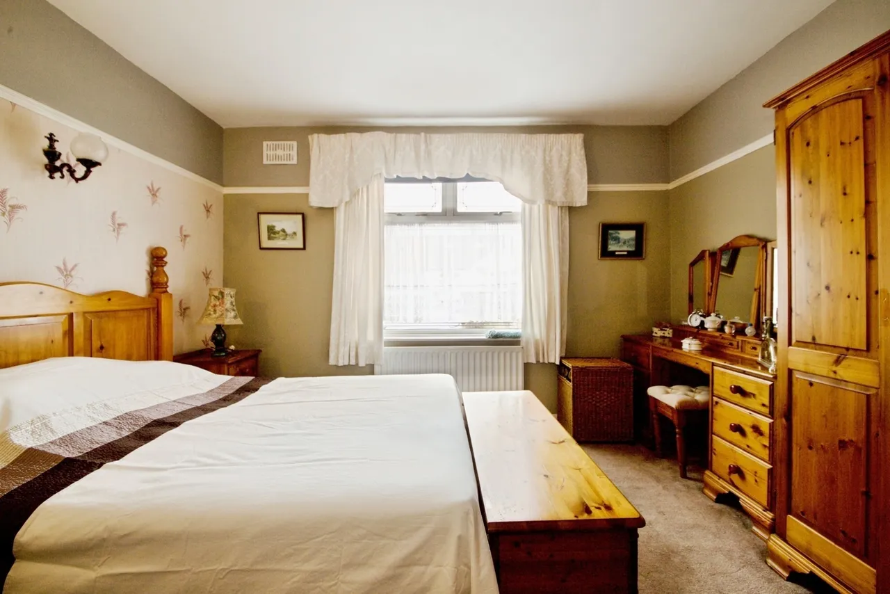 Chadville Gardens, Romford, Essex, RM6, photo 3