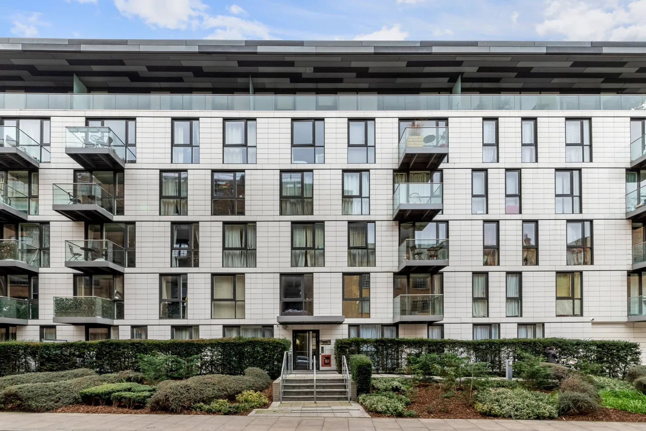 2 bed flat for sale — Flat 57, 120 Gowers Walk, London