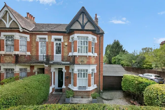 3 bed property for sale — The Greenway, Uxbridge