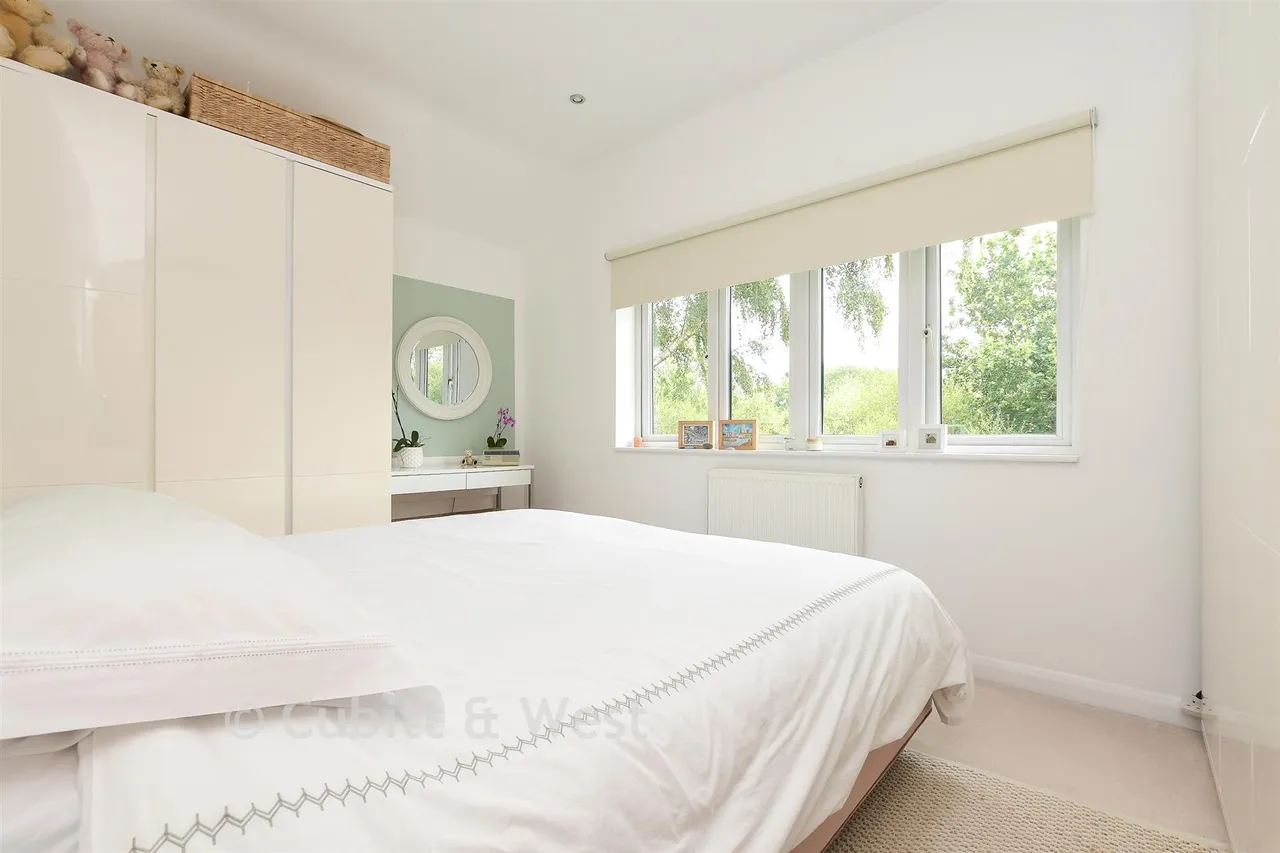 Oak End, Beare Green, RH5, photo 13