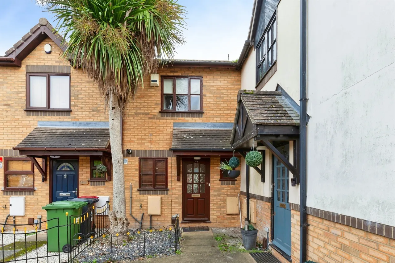 2 bed house for sale, Scarborough Way, Slough, SL1