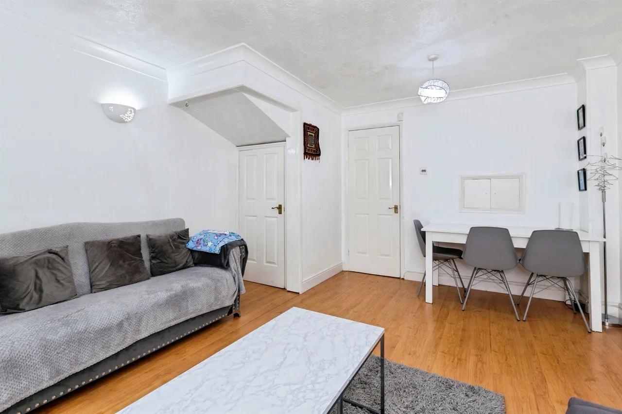 Scarborough Way, Slough, SL1, photo 3