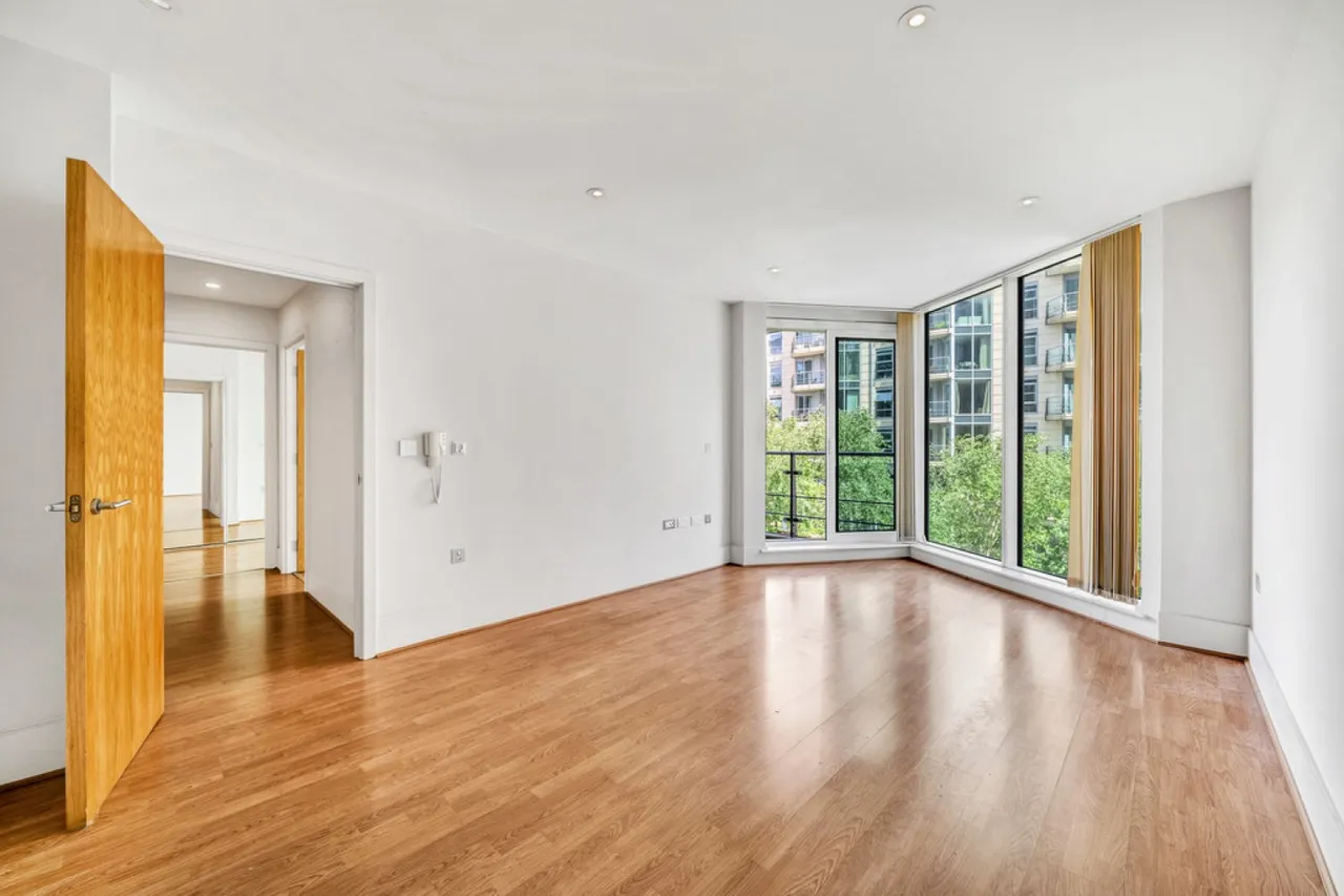 2 bed flat for sale — Kingfisher House, Battersea Reach