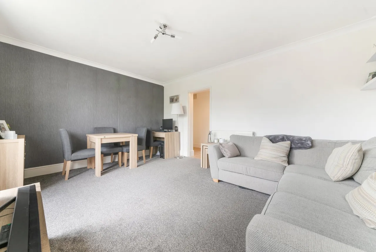 Longfield Crescent, Tadworth, KT20 5JJ, photo 2