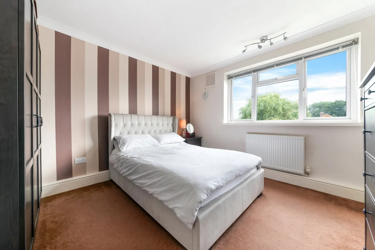 Longfield Crescent, Tadworth, KT20 5JJ, photo 3