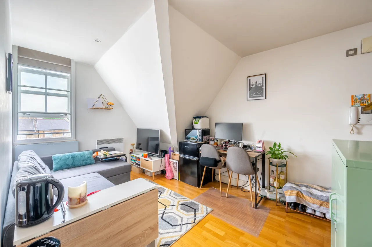 flat to rent — Flat 9, 182a Clapham High Street, London