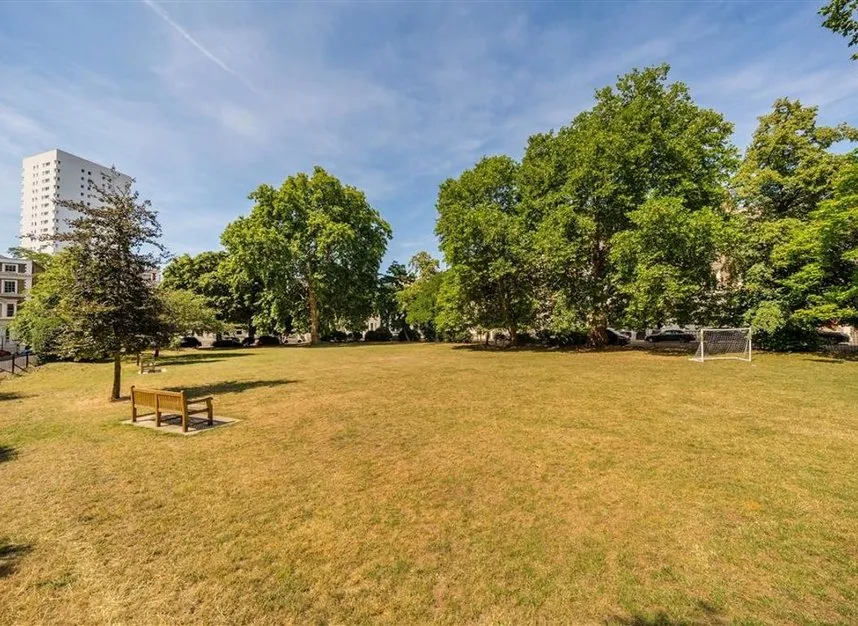 Albert Square, Stockwell, SW8, photo 4