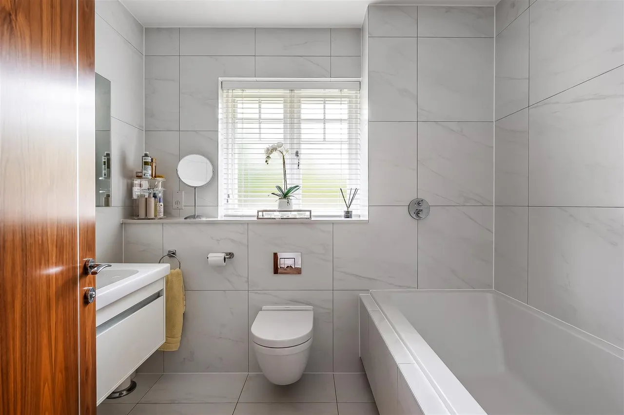 Talman Place, Fetcham, KT22, photo 15