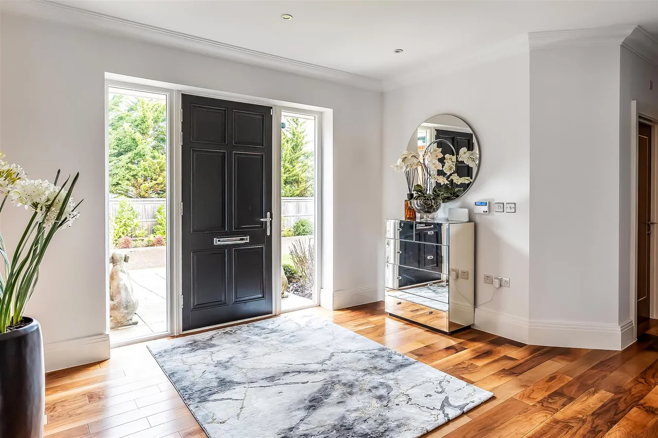 Talman Place, Fetcham, KT22, photo 5