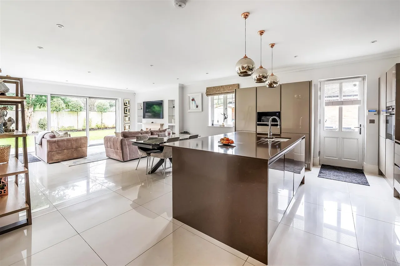 Talman Place, Fetcham, KT22, photo 3