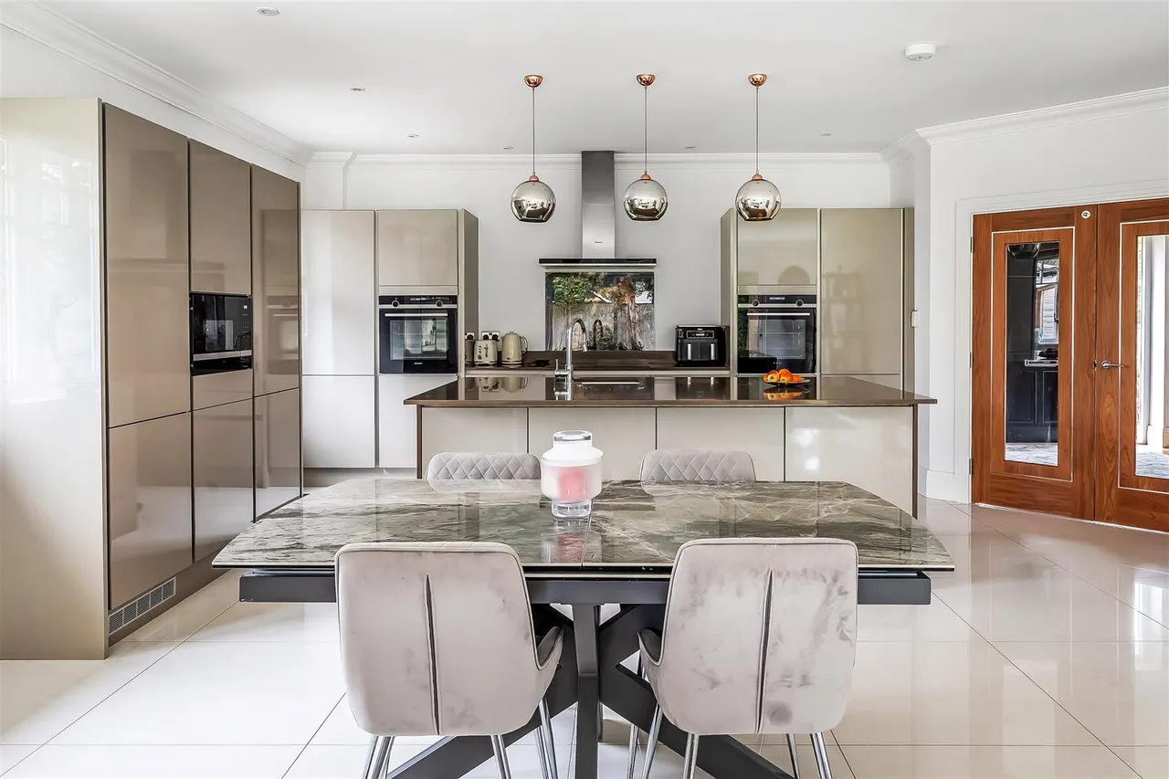 Talman Place, Fetcham, KT22, photo 9