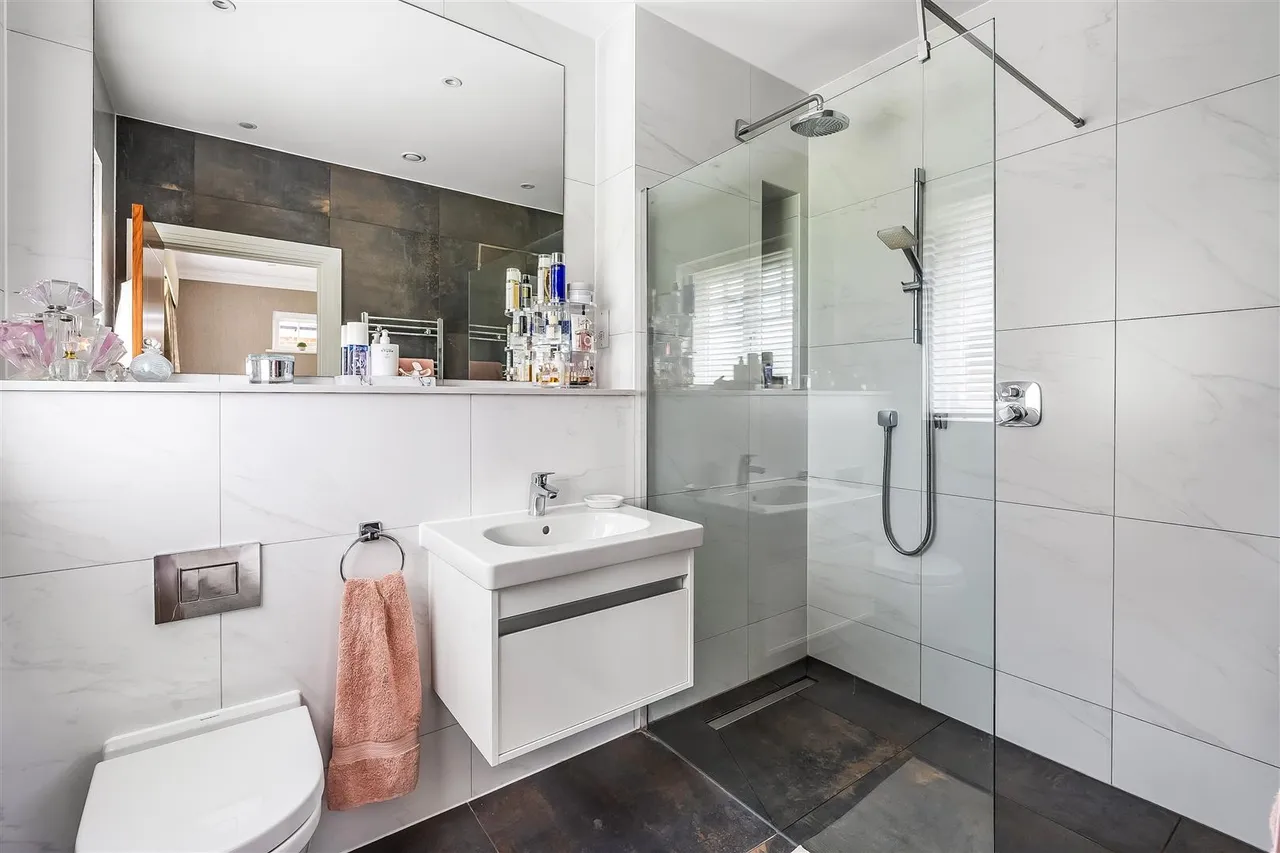 Talman Place, Fetcham, KT22, photo 8