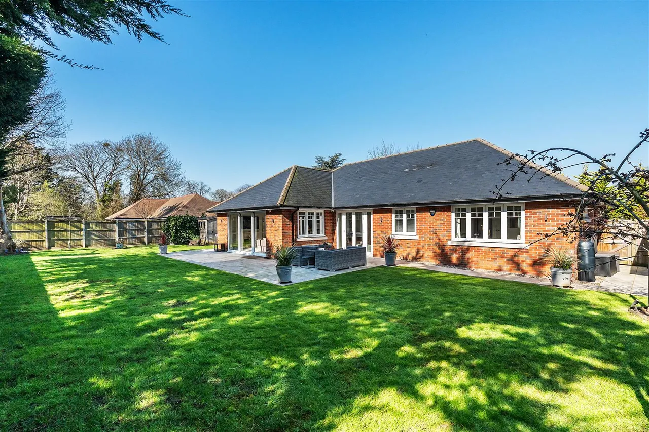 Talman Place, Fetcham, KT22, photo 2