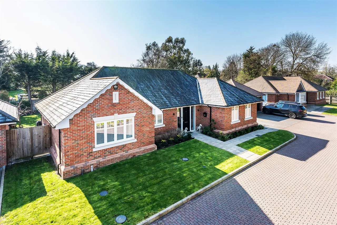 3 bed house for sale, Talman Place, Fetcham, KT22