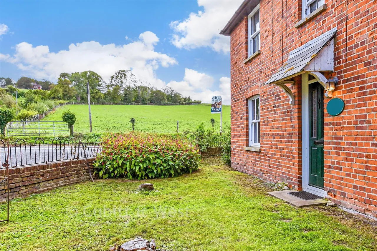 3 bed house for sale, School Road, Amberley, BN18