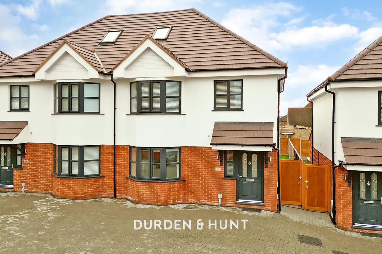 4 bed house for sale, Purfleet Road, Aveley, RM15