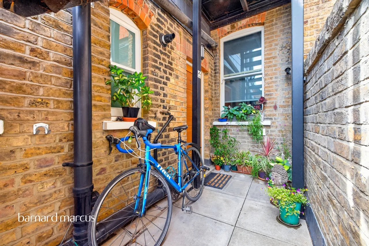 2 bed flat for sale — The Green, London
