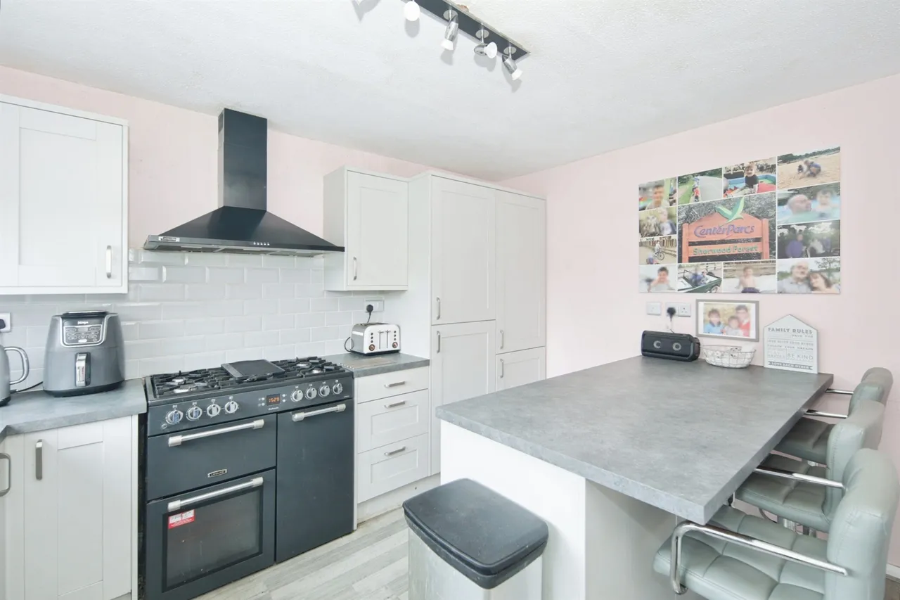 Whitnash Close, Balsall Common, CV7, photo 2
