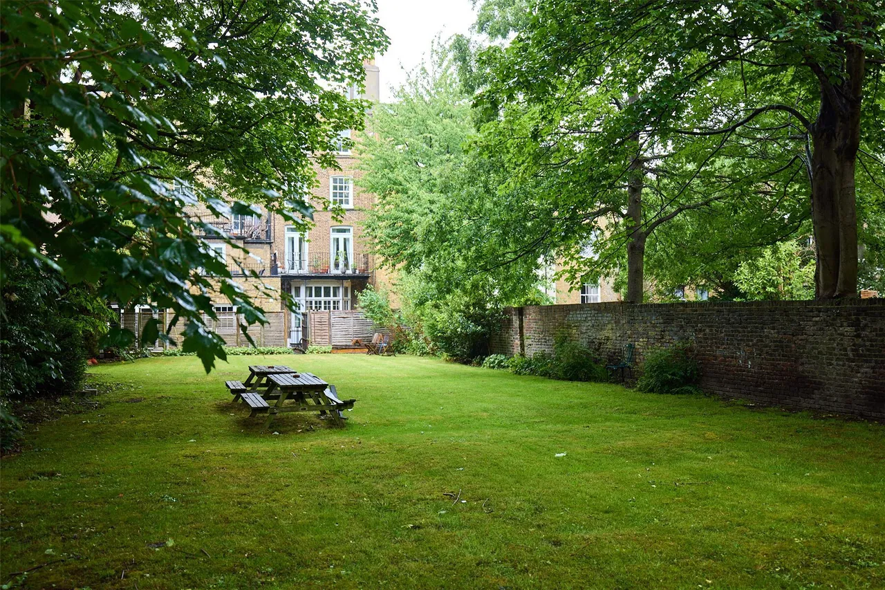 Clapham Road, London, SW9, photo 37
