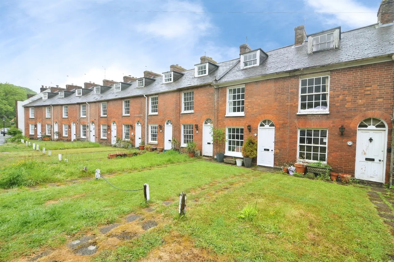2 bed house for sale — Military Road, Rye