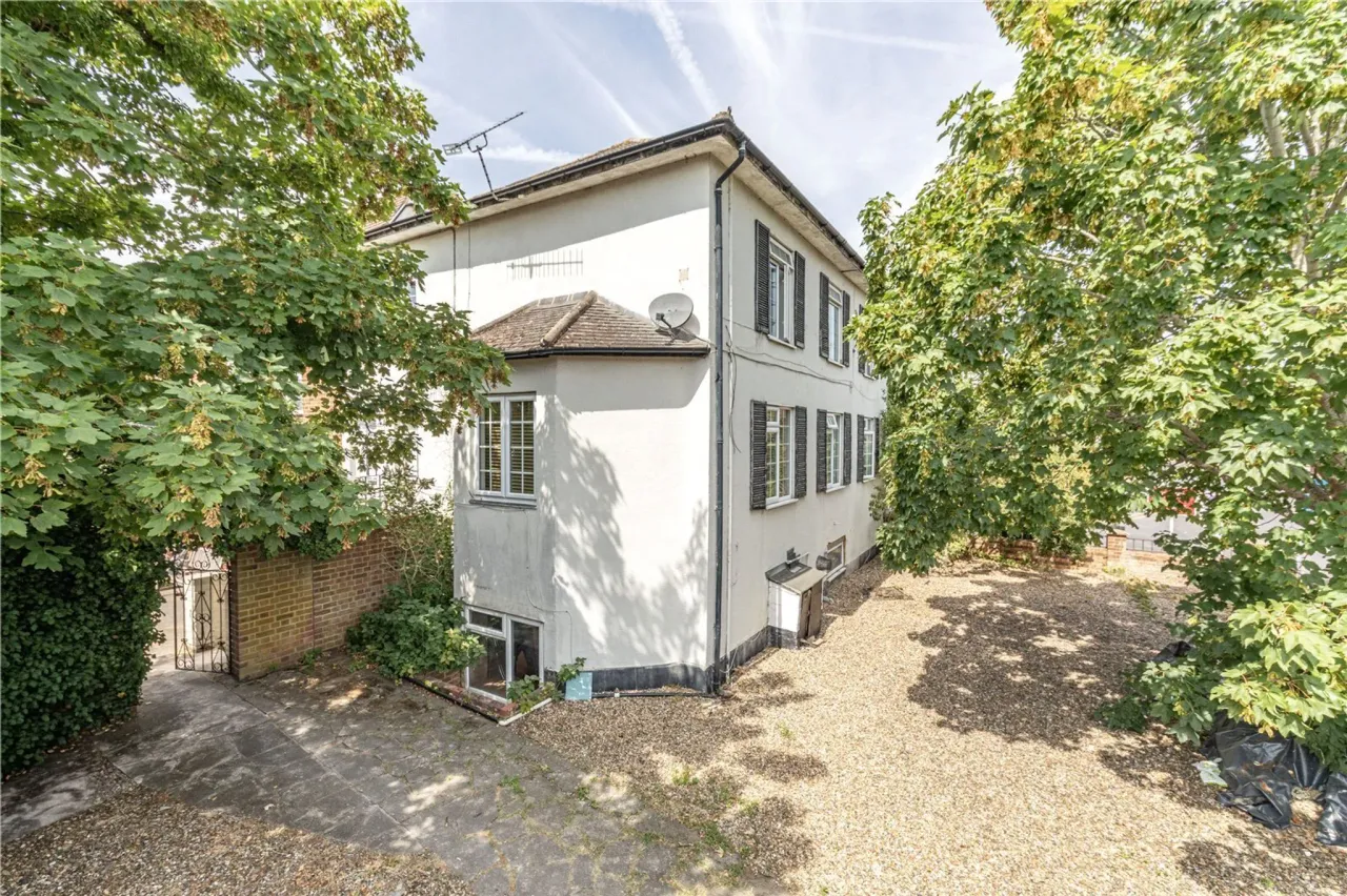 2 bed flat for sale — High Road, Byfleet, West Byfleet, Sur...