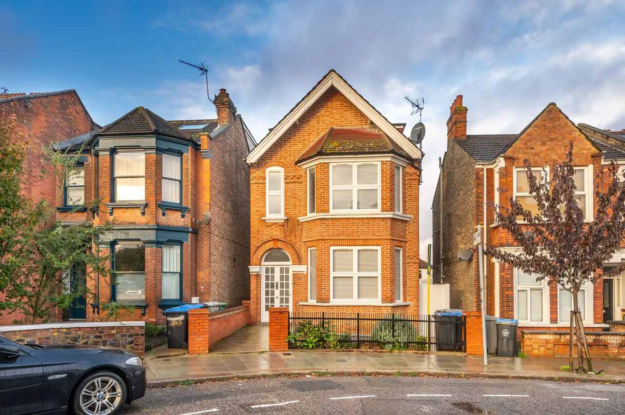 London, NW2, photo 6