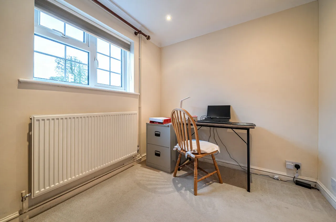 Clearsprings, Lightwater, Surrey, GU18 5YJ, photo 11