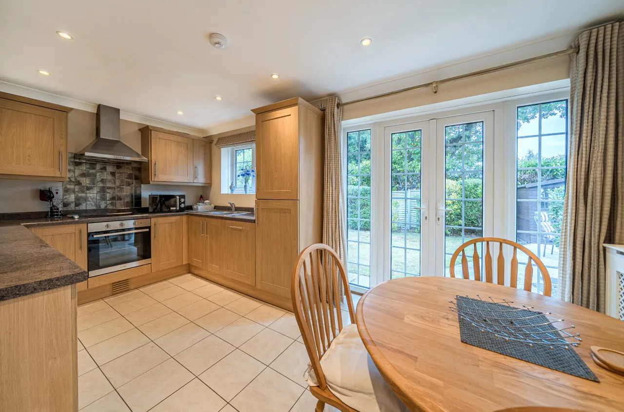 Clearsprings, Lightwater, Surrey, GU18 5YJ, photo 5