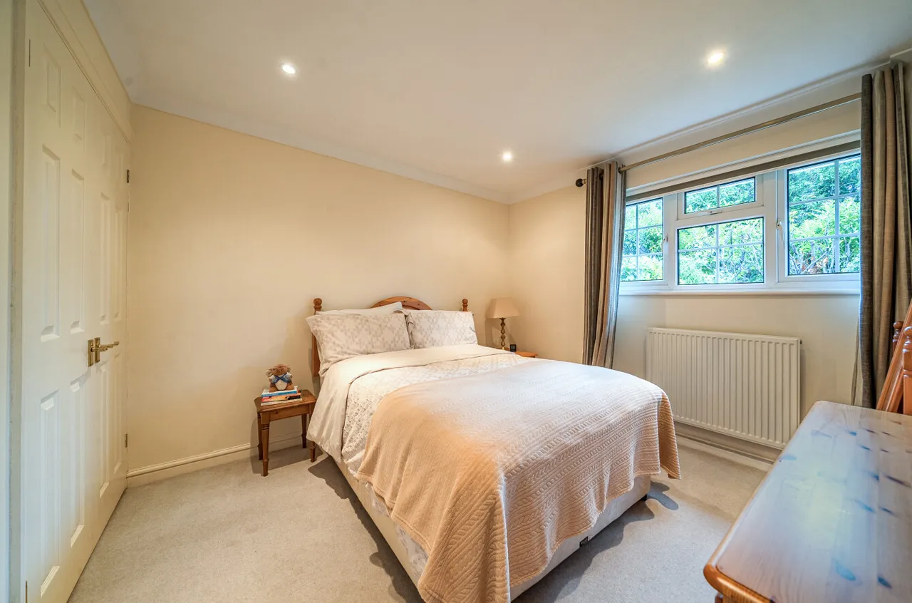 Clearsprings, Lightwater, Surrey, GU18 5YJ, photo 8