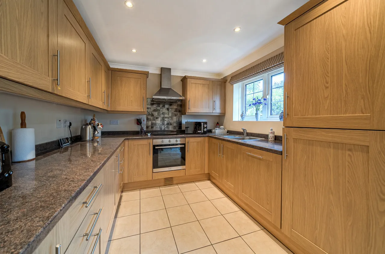 Clearsprings, Lightwater, Surrey, GU18 5YJ, photo 4