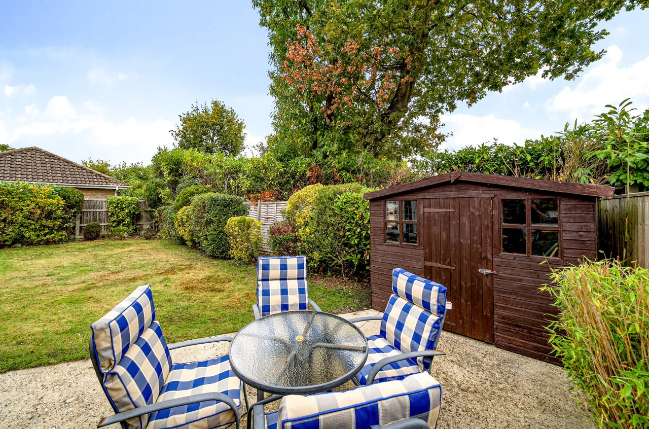 Clearsprings, Lightwater, Surrey, GU18 5YJ, photo 12