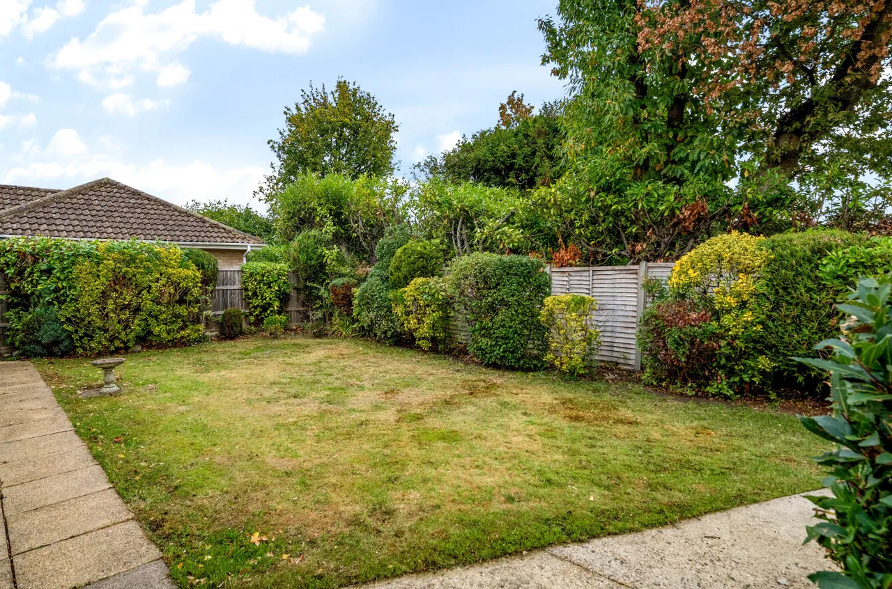 Clearsprings, Lightwater, Surrey, GU18 5YJ, photo 10