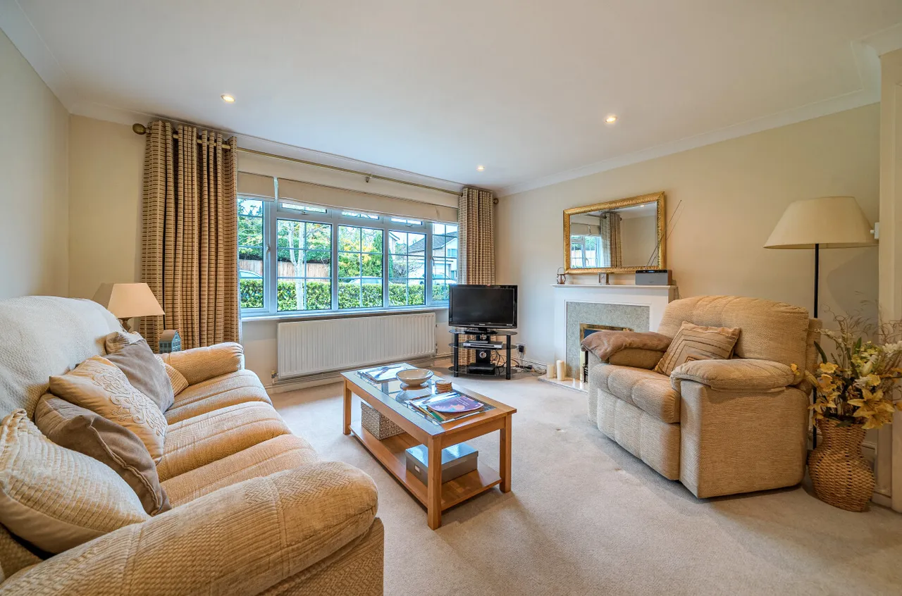 Clearsprings, Lightwater, Surrey, GU18 5YJ, photo 2