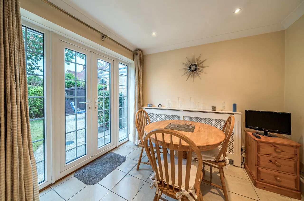 Clearsprings, Lightwater, Surrey, GU18 5YJ, photo 6