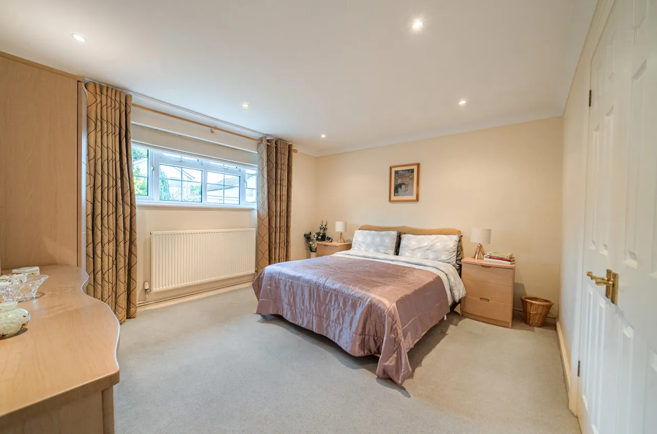 Clearsprings, Lightwater, Surrey, GU18 5YJ, photo 7