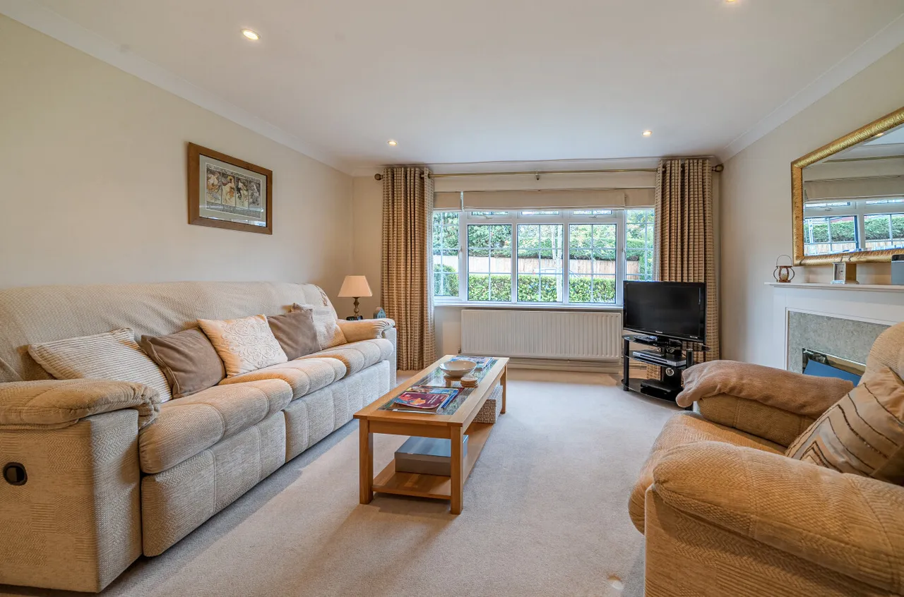 Clearsprings, Lightwater, Surrey, GU18 5YJ, photo 3
